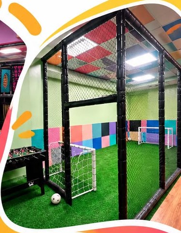 Cancha de fútbol sintética y futbolín