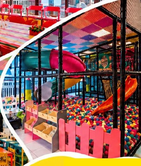 Toboganes y piscina de pelotas